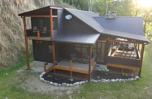 Topton Cabin | All Decked Out-Pet Friendly, Luxury Log Cabin Rental, High Speed Internet, 4 Decks, Swinging Day Bed, Large Hot Tub-Nantahala NC.