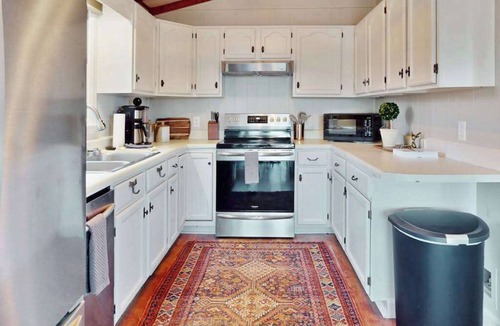 Brevard House | All-seasons Connestee Falls cabin with lake, pool, & athletic courts - fireplace