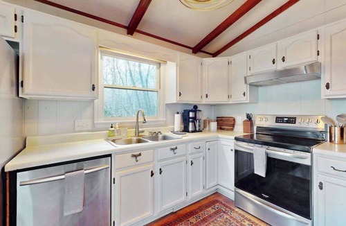 Brevard House | All-seasons Connestee Falls cabin with lake, pool, & athletic courts - fireplace