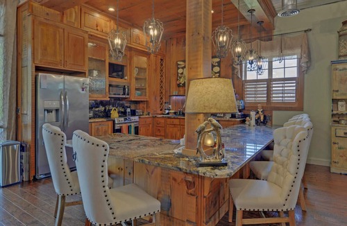Cleveland House | Amazing Farmhouse,18 acres, pool, 7 king bds, near Helen, WEDDINGS & EVENTS