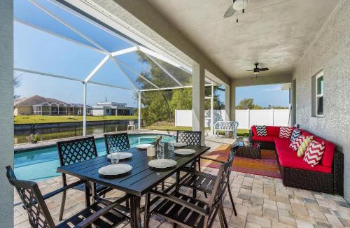 Trafalgar House | Amazing outdoor living on a freshwater canal, 4 bedrooms, pet-friendly - Villa Becky