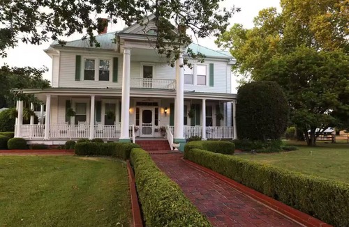 Aiken House | Annie’s Inn: Rooms, Cottages & Pool