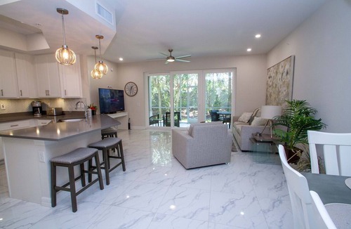 Naples Condo | Antilles Coach Home Minutes from Marco Is.