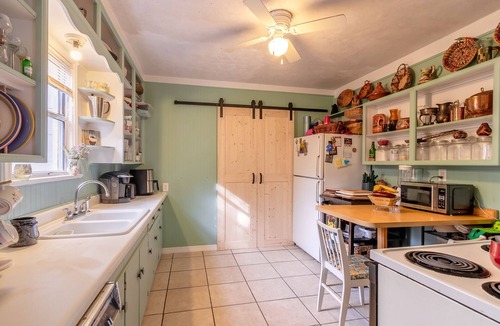 South Peninsula Historic District House | Antique Beach House 1 Block to Beach - 6 Month Minimum Rental