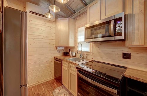 Hayesville Cabin | Appalachian Adventure in this Tiny Cabin near Hiawassee, Ideal for Couples' Glamping