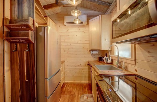 Hayesville Cabin | Appalachian Adventure in this Tiny Cabin near Hiawassee, Ideal for Couples' Glamping