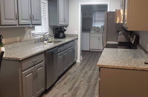 Northlake House | Arcadia Dr 3 King Beds Lakefront Escape