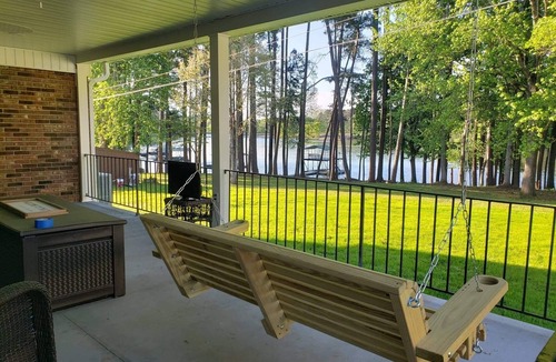 Northlake House | Arcadia Dr 3 King Beds Lakefront Escape