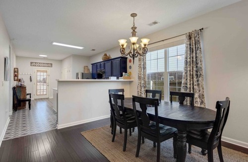 Arlington House | Arlington/65” HDTV/25 min to BLUE OVAL/garage