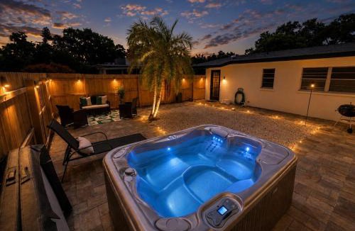 South Bradenton House | Aroma Oasis - Hot Tub & Gulf Beaches