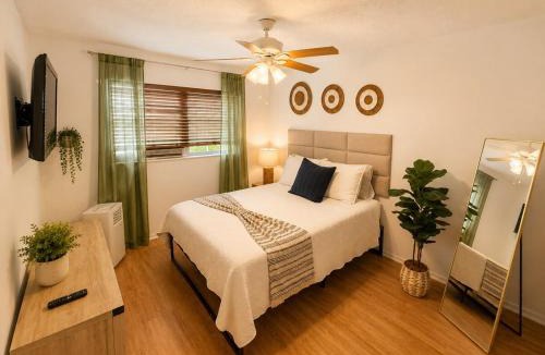 South Bradenton House | Aroma Oasis - Hot Tub & Gulf Beaches