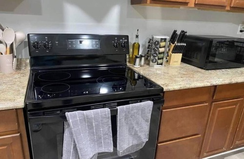 Asheboro House | Asheboro 2BR Mins to NC Zoo Pet & Family Stay