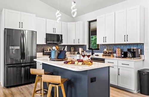 Leicester House | Asheville Escape | Hot Tub + Movie Nights + Sauna