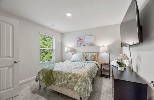 Cliftondale Apartment | Atlanta Luxe Stay 5 Bedrooms, Comfort & Style sleeps 16