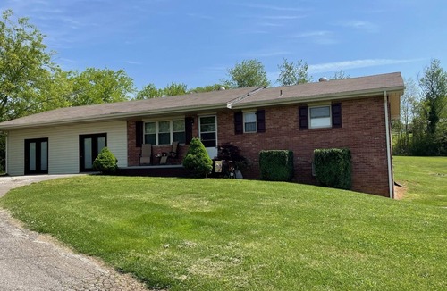 Dandridge House | Autumn BreezeCountry Home-near to all area attractions amusements & adventures!
