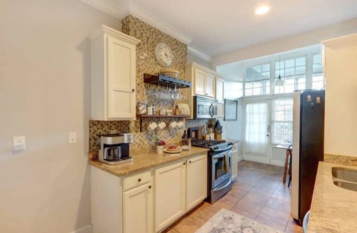 Hitch Village - Fred Wessels Homes Apartment | Avery's Cottage @ Trustees' Garden | Walk 2 River!
