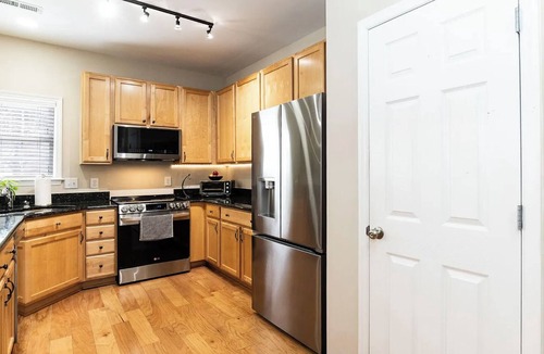 North Raleigh House | Awesome 3-bedroom townhome with AC in charming Raleigh
