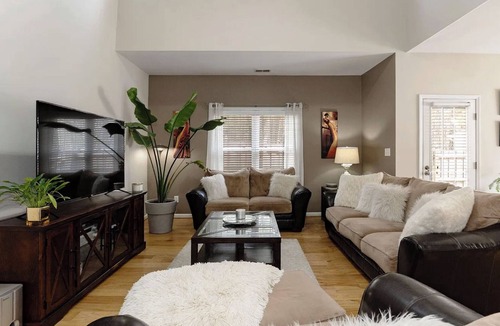 North Raleigh House | Awesome 3-bedroom townhome with AC in charming Raleigh