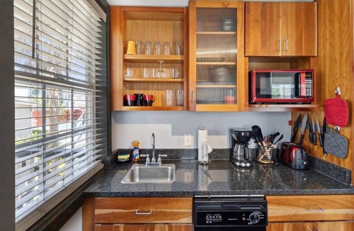 Beach Institute House | Awesome Downtown Condo with Pool!