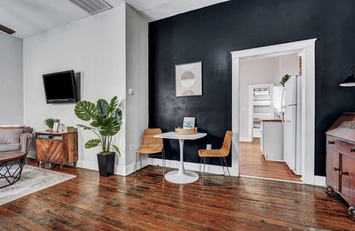 Savannah Victorian District Apartment | Azalea Cottage: Chic Savannah Home Near Forsyth by Lucky Savannah