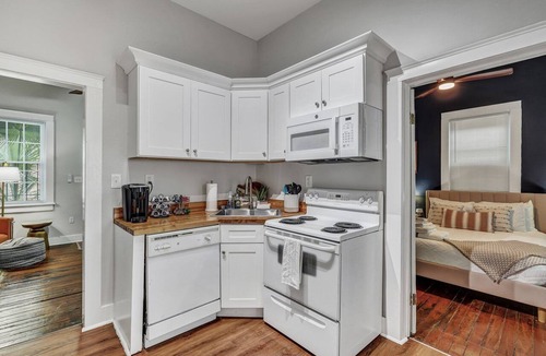 Savannah Victorian District Apartment | Azalea Cottage: Chic Savannah Home Near Forsyth by Lucky Savannah