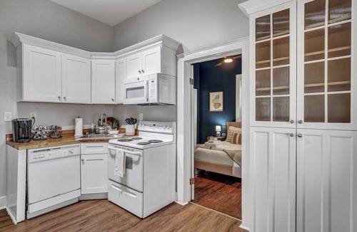 Savannah Victorian District Apartment | Azalea Cottage: Chic Savannah Home Near Forsyth by Lucky Savannah