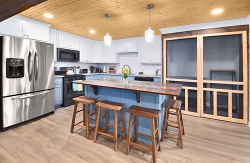New London House | Back Dat Boat Up Lakehouse