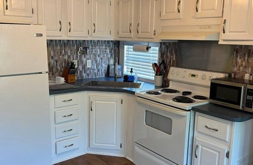 New London House | Badin Shores Resort Tiny Home - Pool, Beach, Porch w/TV - Includes Golf Cart
