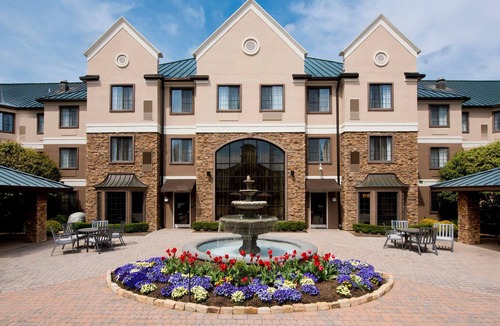 Ballantyne Apartment | Ballantyne Group Stay | Breakfast & Pool Included