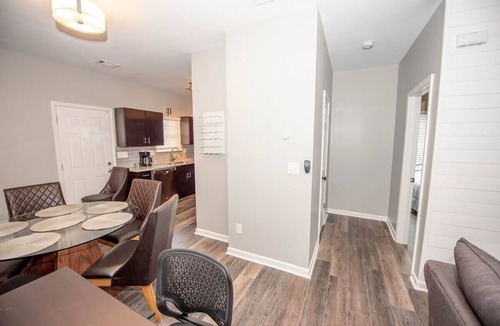 Southwestern Apartment | Basic 4BR 6Beds Home 15 Mins Airport ATL Sleeps 8
