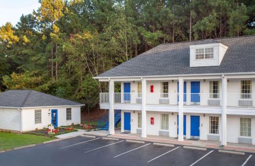 Greenwood Hotel | Baymont by Wyndham Greenwood