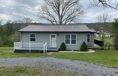 Kingsport House | Bays Mountain Getaway Cottage