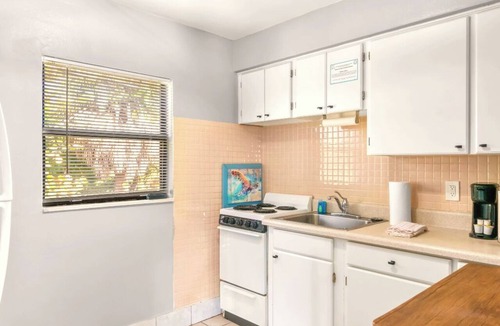 Treasure Island Hotel | 🐬 BBR #7, Steps to the Beach, Heated Pool w/Full Kitchen & 3 Beds!