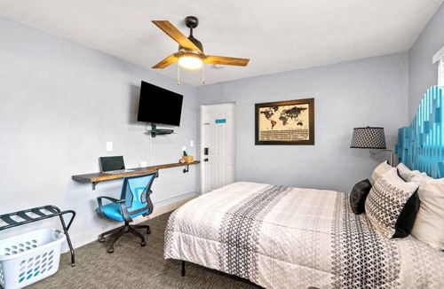 Treasure Island Hotel | 🌊 BBR #8, Steps to the Beach, Heated Pool w/Kitchenette & King bed!
