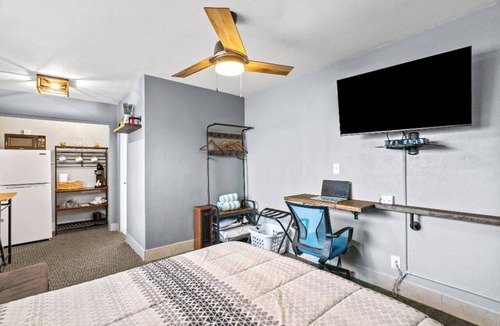 Treasure Island Hotel | 🌊 BBR #8, Steps to the Beach, Heated Pool w/Kitchenette & King bed!