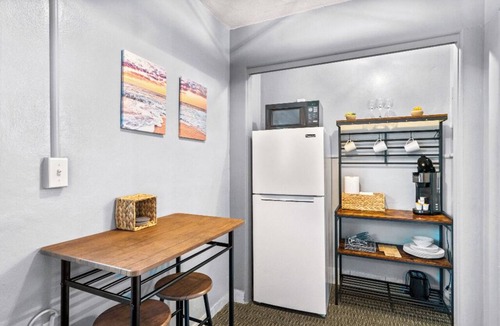 Treasure Island Hotel | 🌊 BBR #8, Steps to the Beach, Heated Pool w/Kitchenette & King bed!