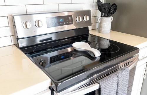 Beach Haven House | Be A Nomad | 1BR Near Mayo Clinic | Private Deck | Free Parking | Sleeps 2