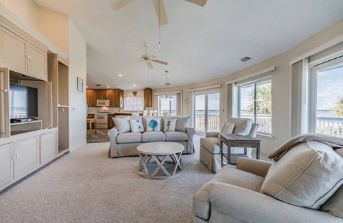 Beachwalk House | Beach Front Harbor Island - Panoramic Views!