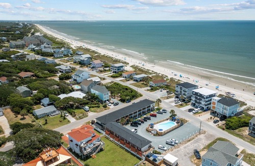 Yaupon Beach Hotel | Beach House OKI - Premium King Room - in hotel on Oak Island, North Carolina