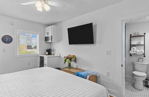 Yaupon Beach Hotel | Beach House OKI - Standard King Room - in hotel on Oak Island, North Carolina