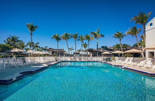 St. Pete Beach Hotel | Beachcomber 2-Room Stay with Courtyard Views and Pool Access