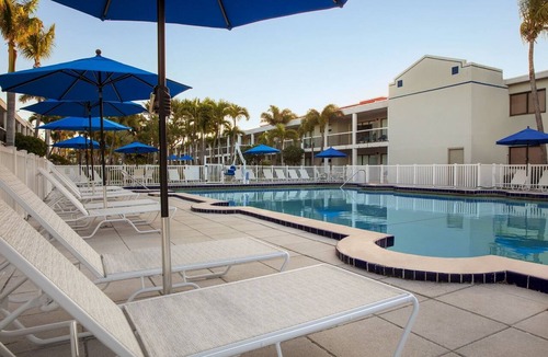 St. Pete Beach Hotel | Beachcomber 2-Room Stay with Courtyard Views and Pool Access