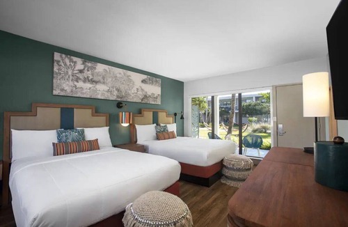 St. Pete Beach Hotel | Beachcomber 2-Room Stay for Beach Weekends with Pool Access
