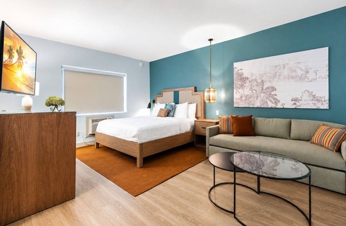 St. Pete Beach Hotel | Beachcomber 2-Suite Stay with Pool Access and Beach Bar Nights