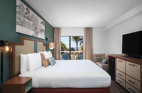 St. Pete Beach Hotel | Beachcomber King Patio Room overlooking Jimmy B's Beach Bar
