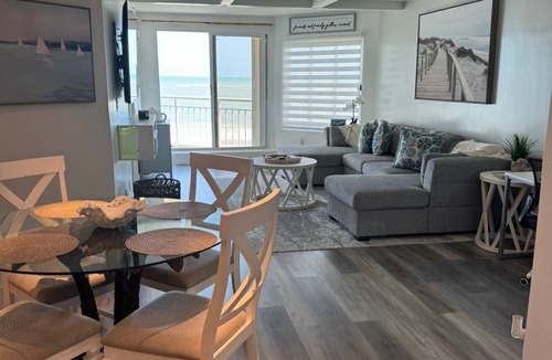 Fort Pierce Shores Condo | Beachfront 2BR/2BA Condo on Hutchinson Island w/Private Garage