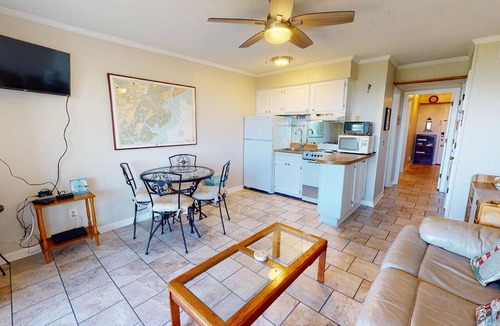 Tybee Island Condo | Beachfront condo w. balcony views, community pool + beach access.