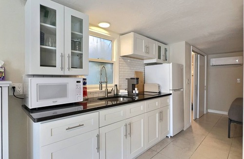 Siesta Key Apartment | Beachside Studio Located Across from Main Beach and Half Mile to Village