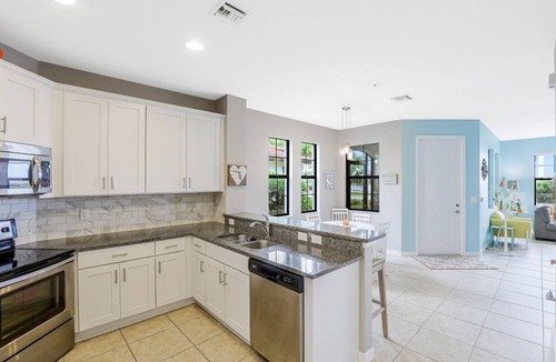Naples Condo | Beachy Condo in Artesia | Pool, Gym & Pickleball
