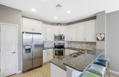 Naples Condo | Beachy Condo in Artesia | Pool, Gym & Pickleball
